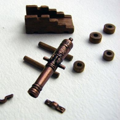 Cañón con cureña de madera